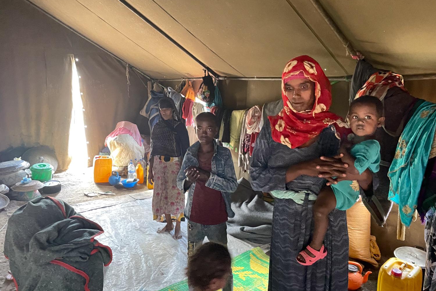 Frau und Kinder in einem Zelt im Flüchtlingscamp Argoba