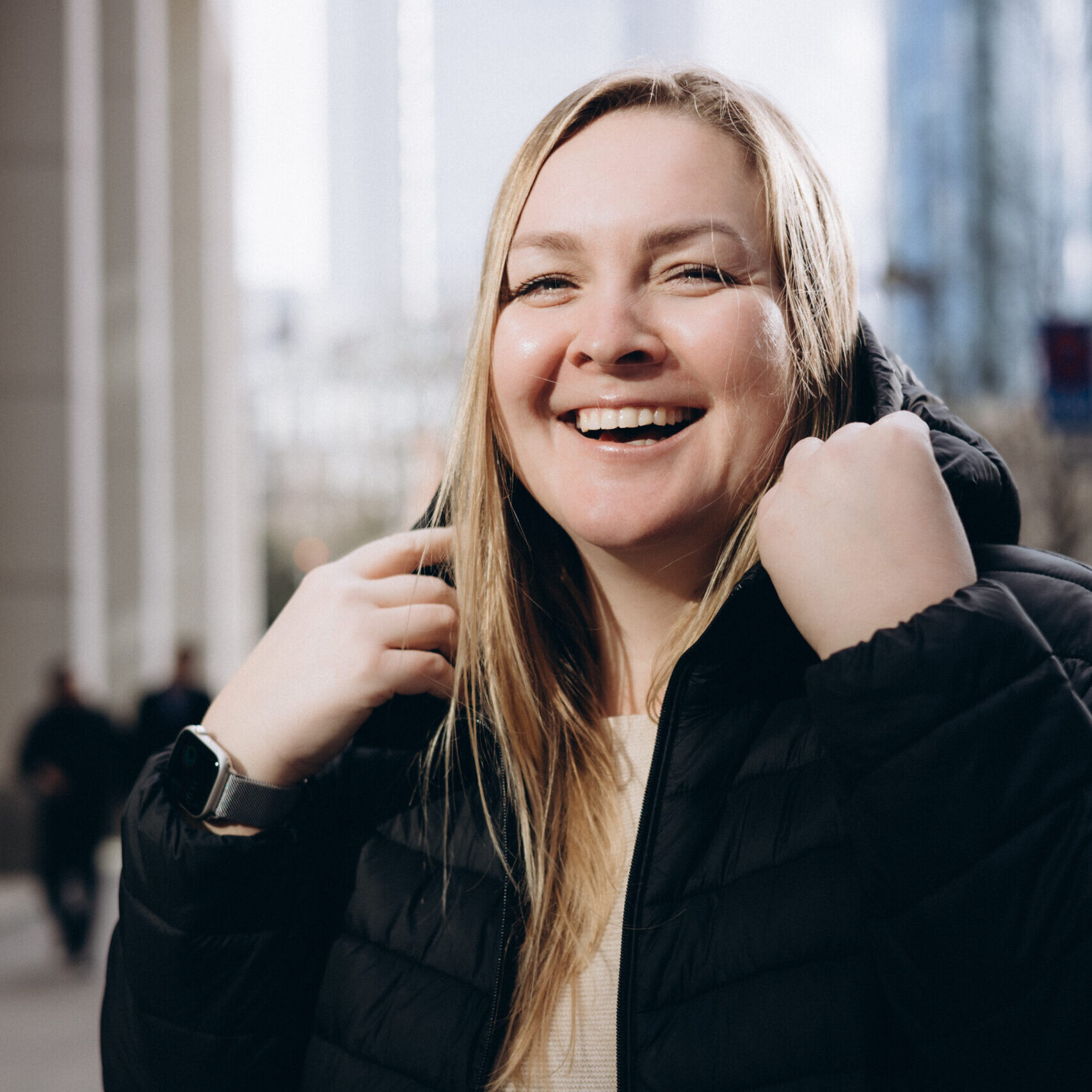 Portrait einer fröhlichen jungen Frau aus der Ukraine