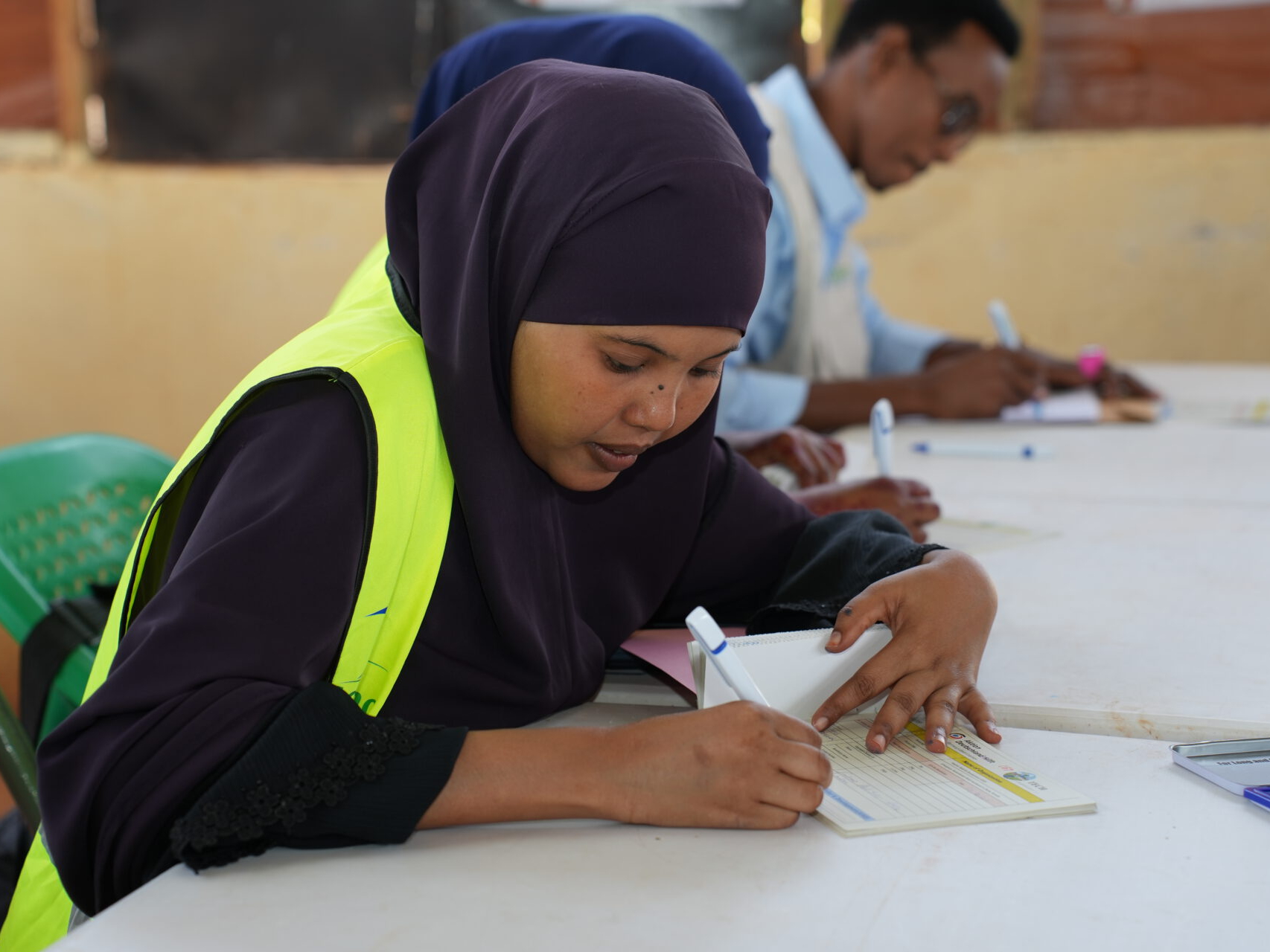 Bei der Nothilfe von TERRA TECH in Somalia schreibt eine Mitarbeiterin der Partnerorganisation KRD Daten betroffener Haushalte auf.