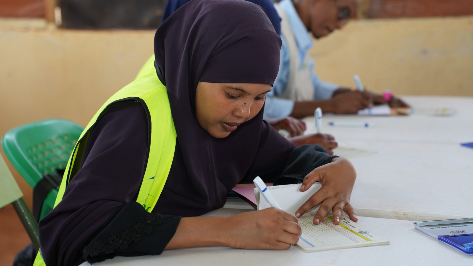 Bei der Nothilfe von TERRA TECH in Somalia schreibt eine Mitarbeiterin der Partnerorganisation KRD Daten betroffener Haushalte auf.