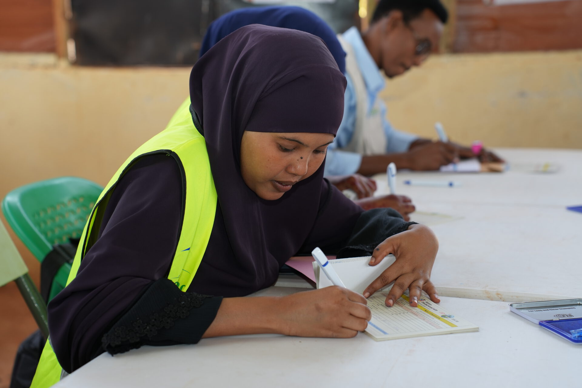 Bei der Nothilfe von TERRA TECH in Somalia schreibt eine Mitarbeiterin der Partnerorganisation KRD Daten betroffener Haushalte auf.