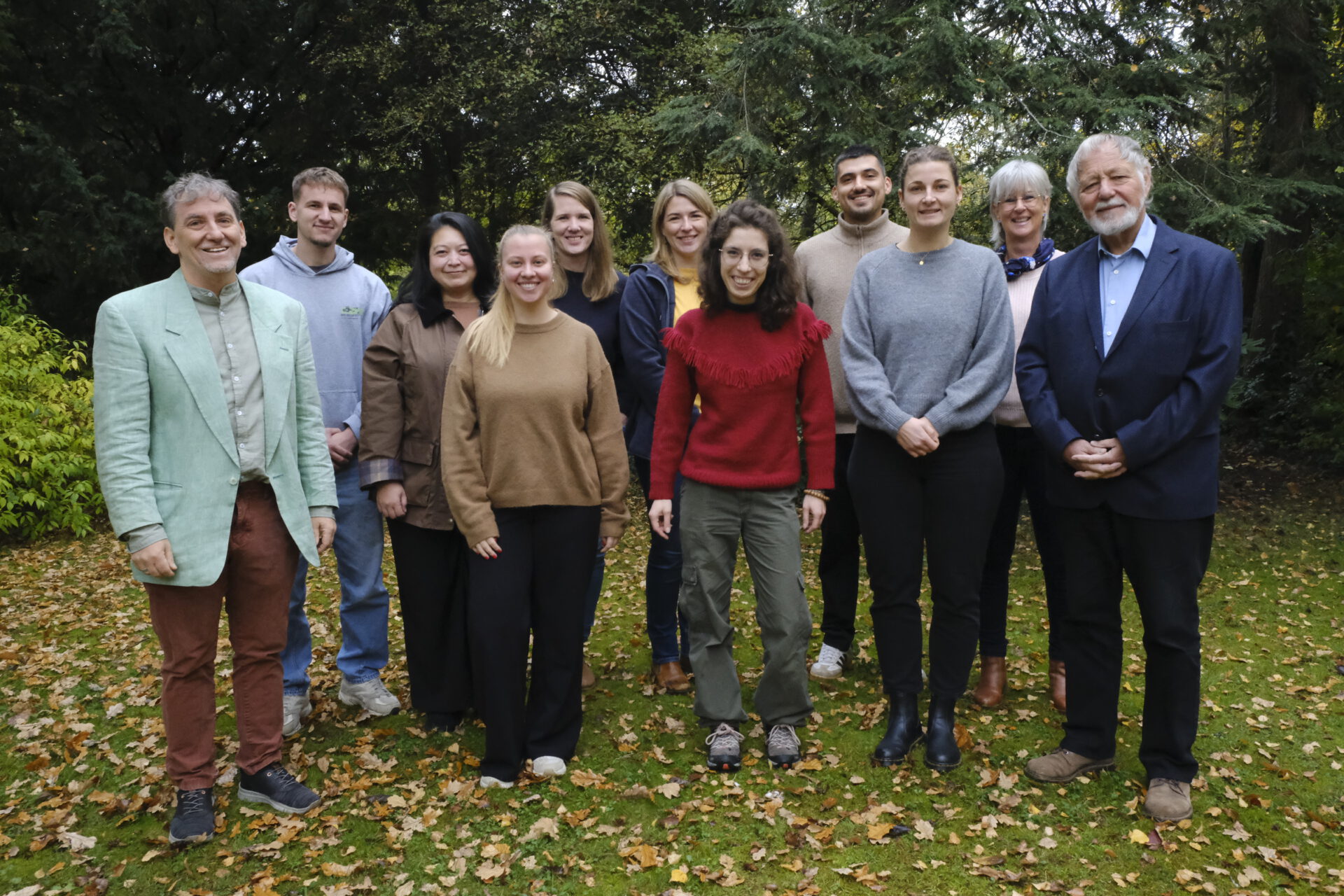 TERRA TECH Team im Garten vor grünem Hintergrund