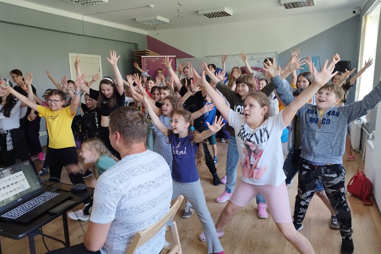 tanzende Kindergruppe