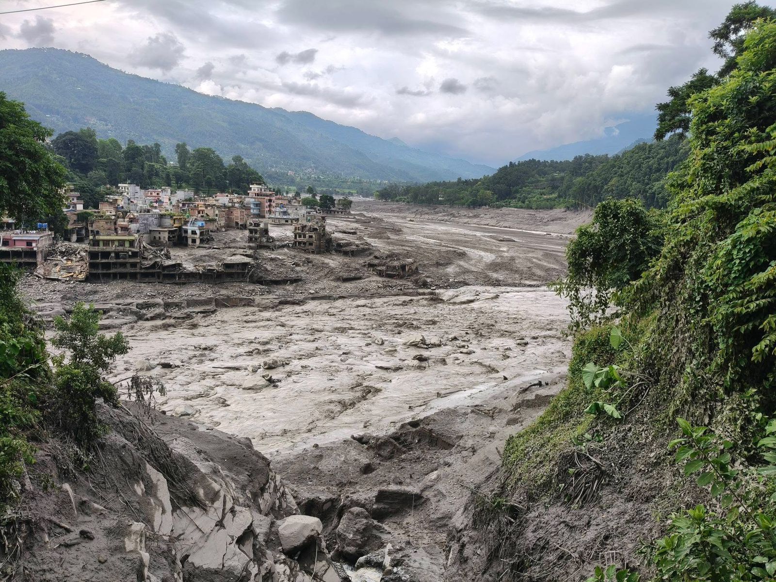 Zerstörte Haäuser -Sturzflut Nepal