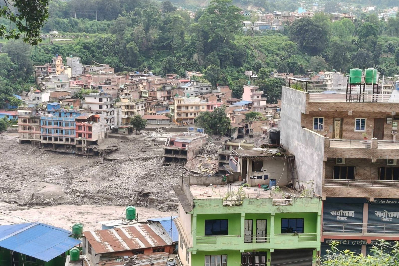 Zerstörte Haäuser -Sturzflut Nepal