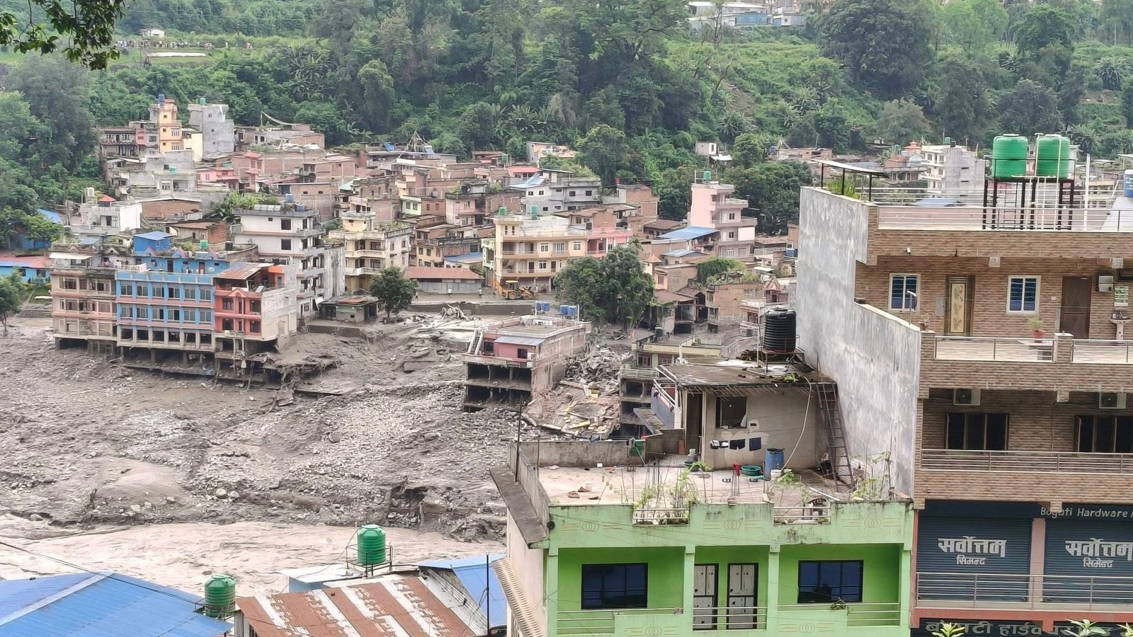 Zerstörte Haäuser -Sturzflut Nepal