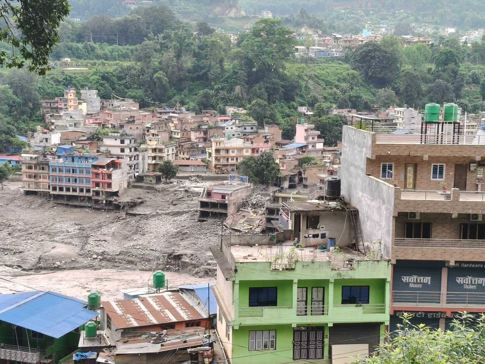 Zerstörte Haäuser -Sturzflut Nepal